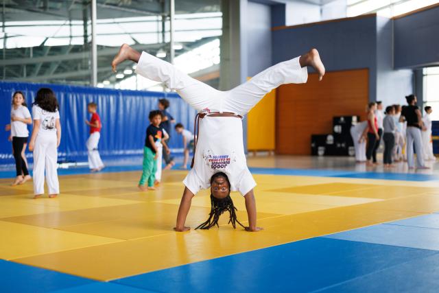 Bruno Jordan Lucio de Oliveira macht einen Handstand.