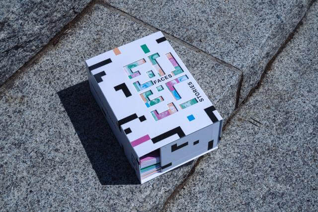 une boite en carton du projet 50 faces - 50 stories