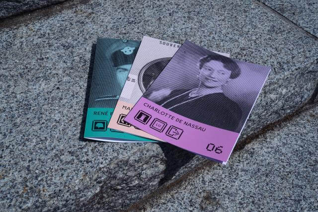 trois brochures par terre