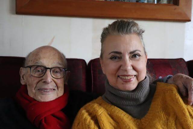 Porträt von Gerd Klestadt und Kathrin Mess, auf einem Sofa sitzend