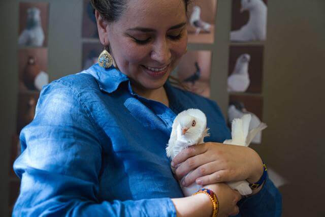 portrait de Luisa Maria Stagno, elle tient un pigeon