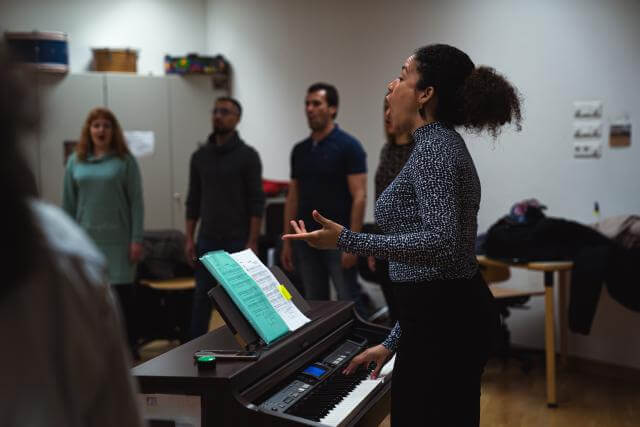 Membres d'un choeur qui chantent