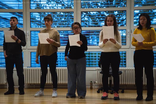 Membres d'un choeur qui chantent