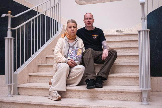 eine Frau und ein Mann sitzen auf einer Treppe