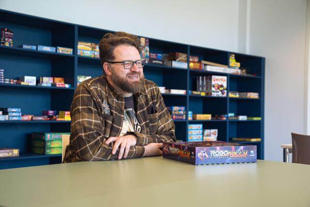 Portrait de Gérard Kraus, assis dans le LBV Game Lab