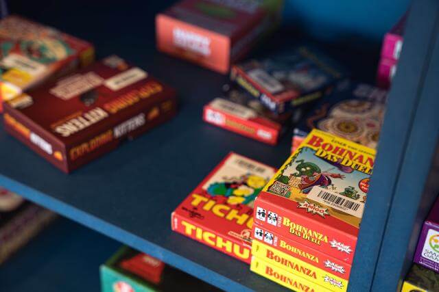 des jeux de société dans une armoire