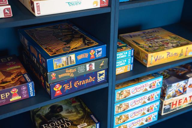 des jeux de société dans une armoire