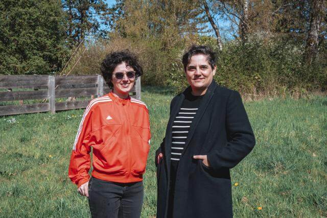 Porträt von zwei Frauen auf einer Wiese
