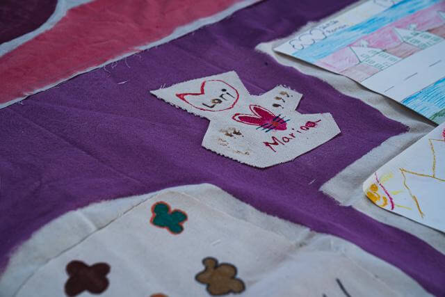 des dessins sur un drap