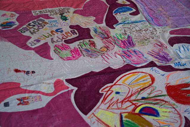 des dessins sur un drap