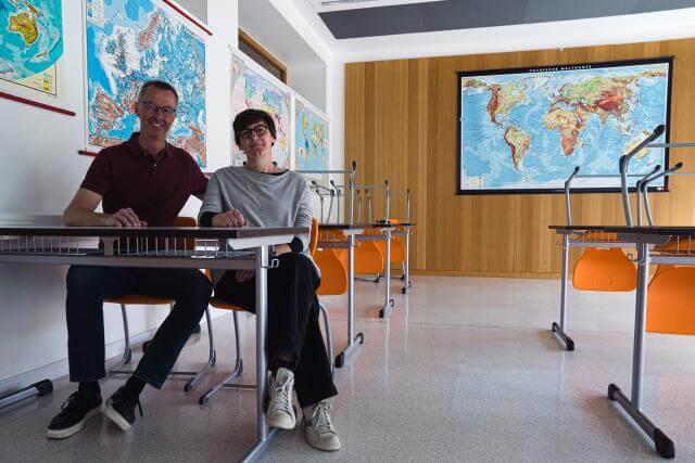 Portrait eines Mannes und einer Frau in einem Klassenzimmer