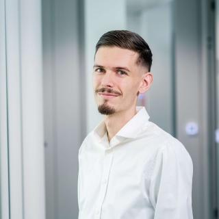 portrait de Dwayn Pereira, assistant administratif à l'Œuvre Nationale