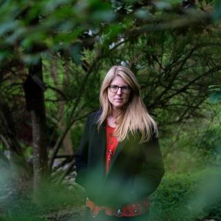Portrait de Nathalie Esser dehors entouré de nature