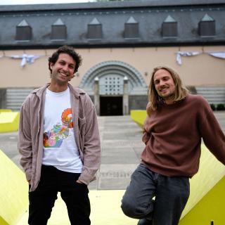 Portrait des musiciens Niels Engel et Georges Goerens du duo ENGLBRT dans la cour de l'abbaye Neumünster.
