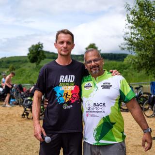 Portrait de deux hommes qui portent des t-shirts du projet Back to Sport