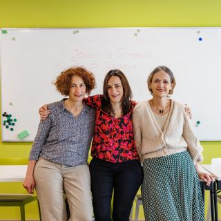 portrait de Simona Palladino, gestionnaire du projet chez Coopération Nord-Sud avec deux de ses collègues