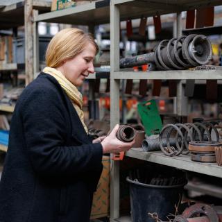 portrait de Birgit Thalau à la Ressourcerie, un lieu d'archivage de matériaux industriels