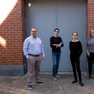 Portrait de Pit Ewen avec d'autres membres de l'équipe de l'Orchestre National des Jeunes du Luxembourg devant un bâtiment