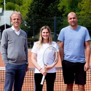 portrait de Charlotte Rodier sur un terrain de tennis