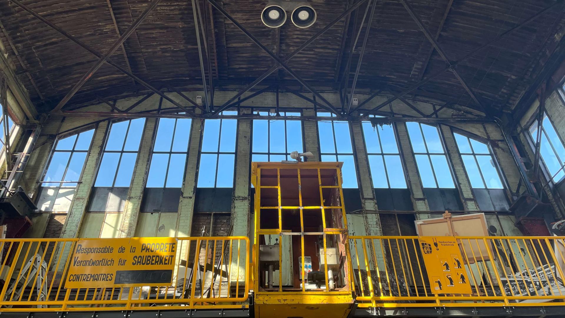 photo de l'intérieur du bâtiment VeWa (anciennement vestiaire-wagonnage) à Dudelange. Cet ancien atelier de réparation des wagons de trains est devenu un tiers-lieu culturels