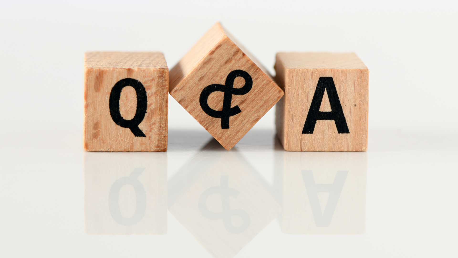 photo de cubes en bois avec les lettres Q et A, symbolisant l'abbréviation anglaise "Q&A" pour "questions and answers", questions et réponses