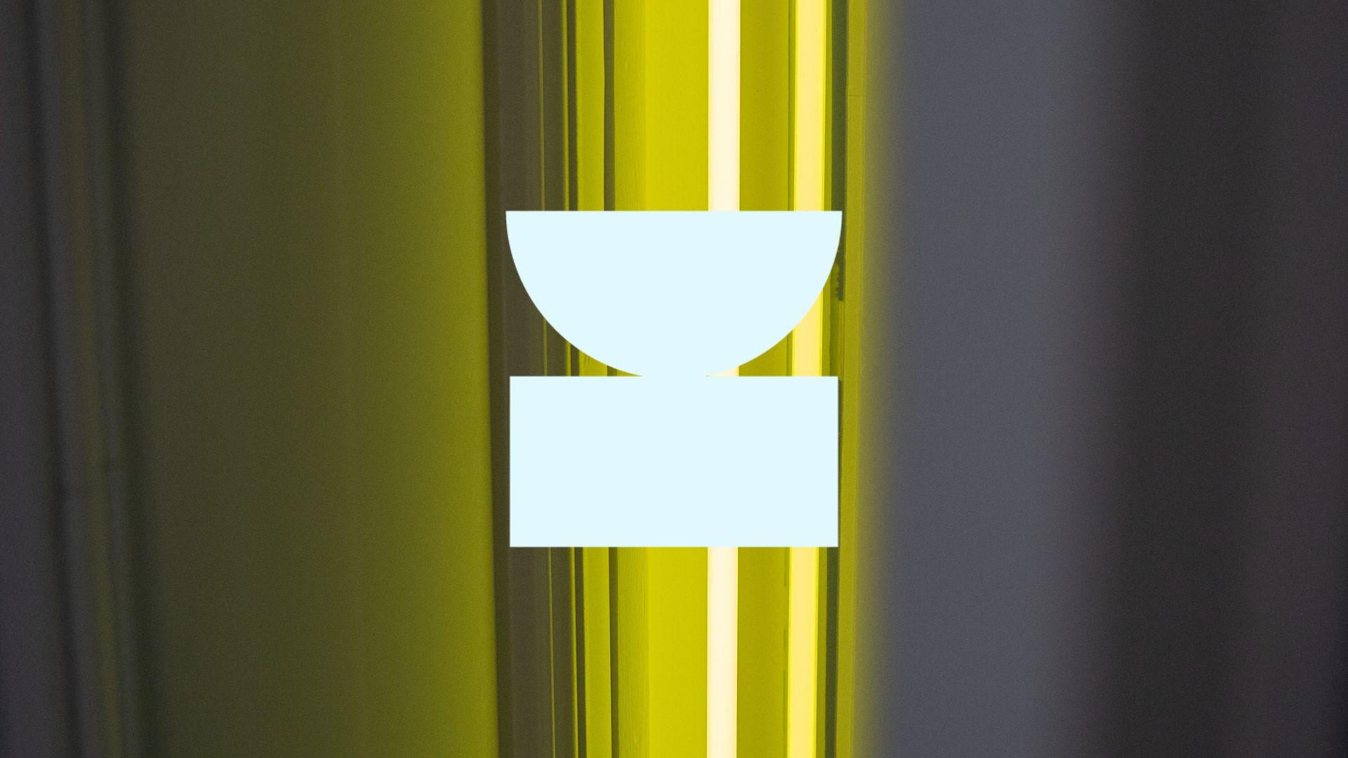 Une photo d'une lumière fluorescente jaune
