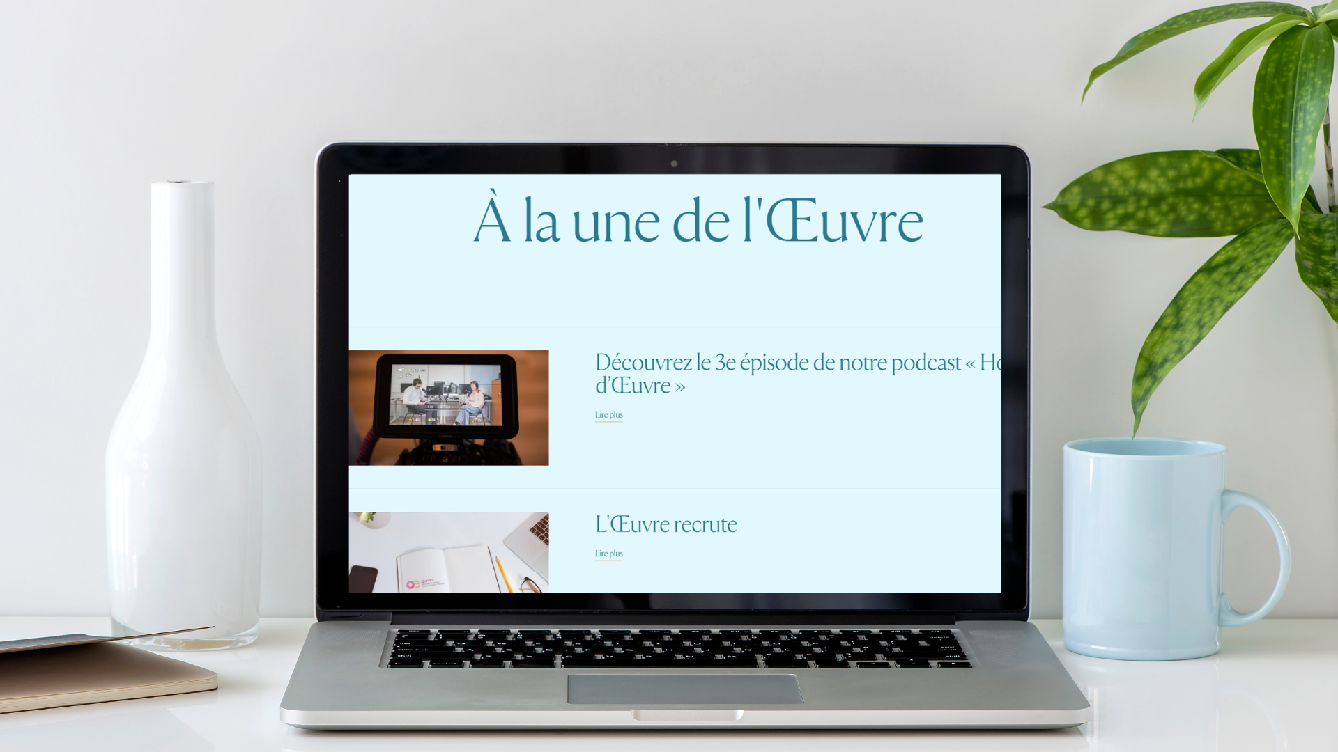 photo d'un ordinateur portable, sur l'écran on voit une page des actualités sur le site web de l'Œuvre
