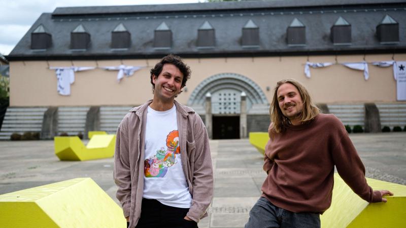 Portrait des musiciens Niels Engel et Georges Goerens du duo ENGLBRT dans la cour de l'abbaye Neumünster.