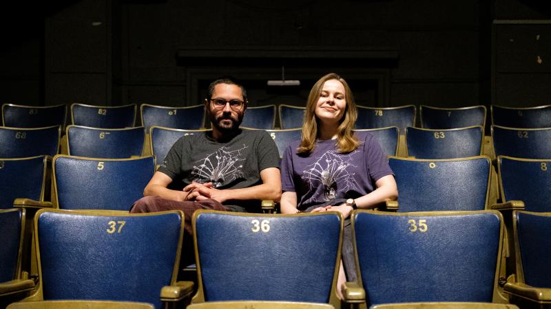 portrait de Govinda Van Maele et de Sofiya Kudryavtseva de l'asbl Filmreakter. Il est assis dans une salle de cinéma.
