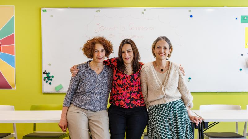portrait de Simona Palladino, gestionnaire du projet chez Coopération Nord-Sud avec deux de ses collègues