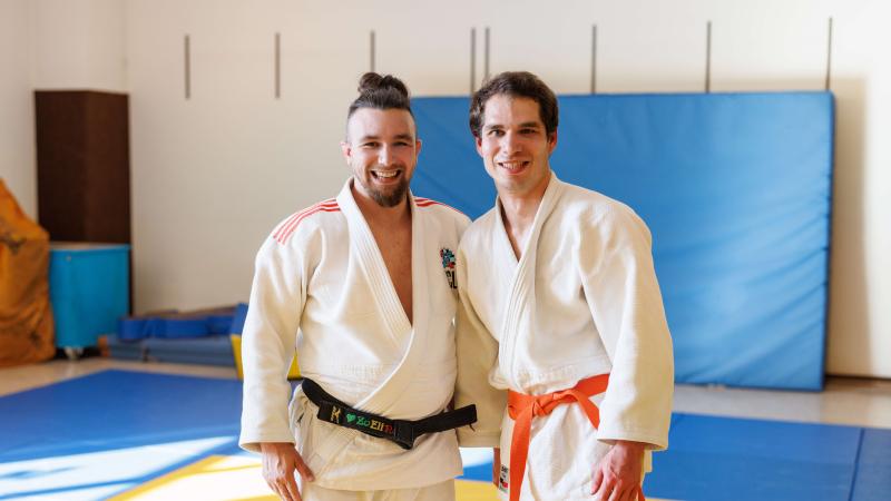 portrait de deux personnes faisant du Para Judo