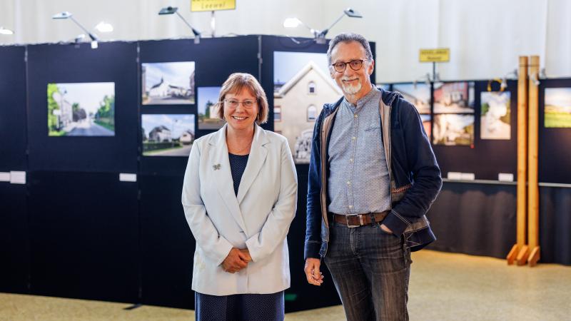 Portraits de Isabelle Bernard-Lesceux et de Philippe Malaise, devant une exposition photos
