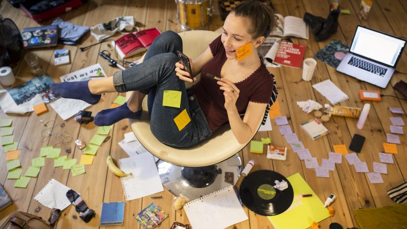 Foto der Künstlerin Eugénie Anselin in ihrem Atelier