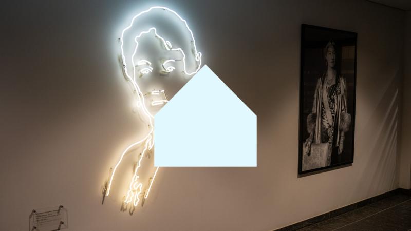 photo d'une décoration murale fluorescente de la Grande-Duchesse Charlotte