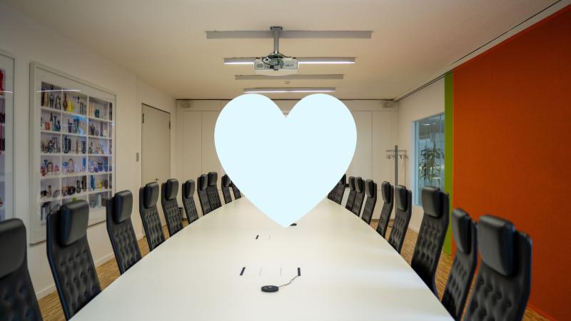Photo d'une grande salle de réunion avec l'icone du domaine Social