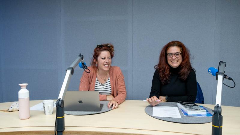 Betsy Dentzer et Luisa Bevilaqua de l'asbl Erzielkonscht dans un studio de la radio 100,7.