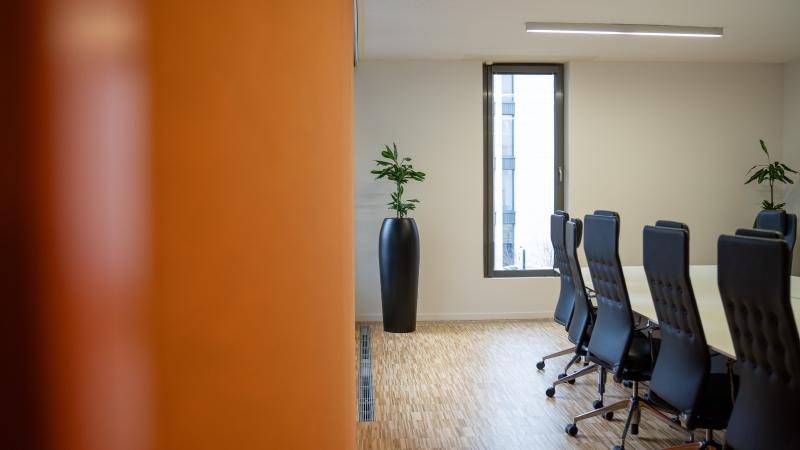Photo de l'intérieur du'une salle de réunion