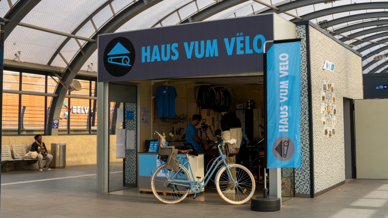 Photo de l'atelier de la Maison du Velo. Il y a un vélo devant l'atelier.