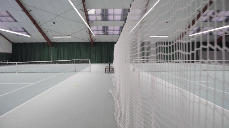 Un terrain de tennis