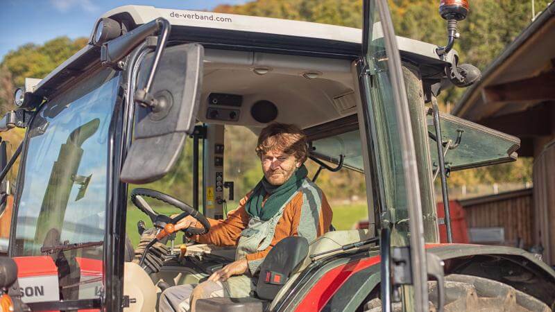 Tom Kass assis dans son tracteur