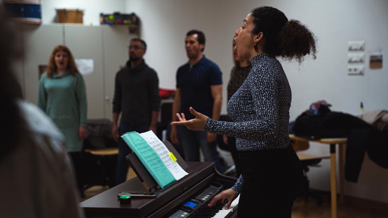 Membres d'un choeur qui chantent